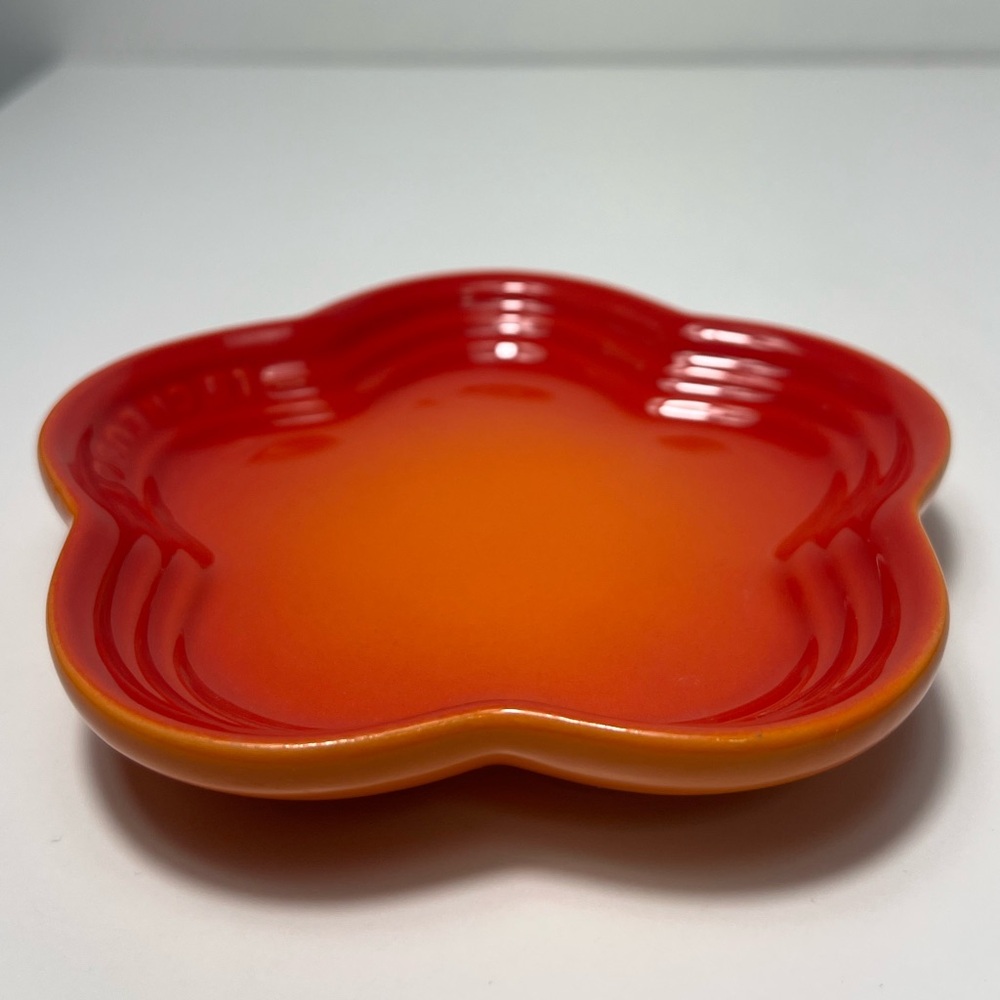 Le Creuset Flamme Dorée Stoneware Flower Petal Scalloped Trinket Dish Plate Tray - Picture 6 of 9